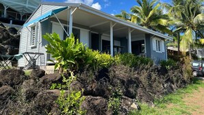 A house with a covered porch, surrounded by rocks and tropical vegetation. - Magnificent views of the sea and islands of Les Saintes, lulled by the sound of the waves. (Trois Rivieres)