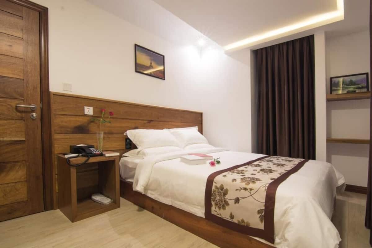 Desk, WiFi (free), bed sheets