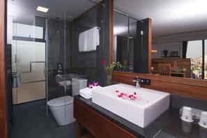 Dusche, kostenlose Toilettenartikel, Haartrockner, Hausschuhe