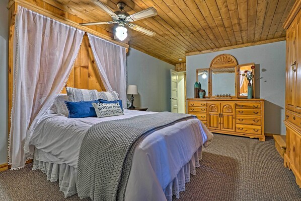 2 bedrooms, iron/ironing board, travel cot, Internet