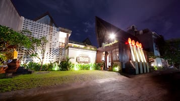 住宿正面 (夜晚)