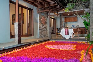 Outdoor pool, pool loungers - Kusuma Living and Villa Seminyak (Seminyak)