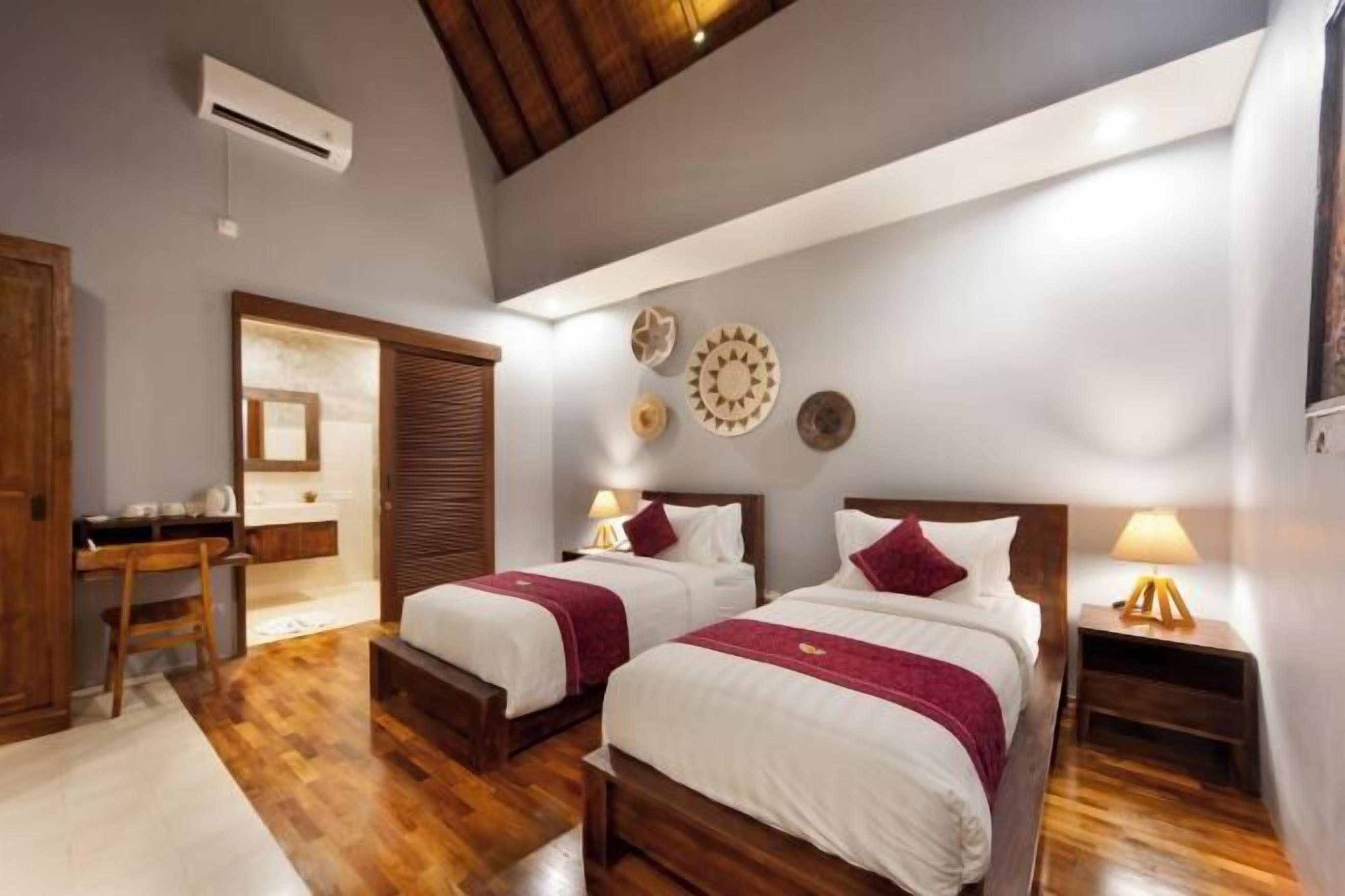 Brankas, meja kerja, ruang kerja ramah laptop, dan Wi-Fi gratis