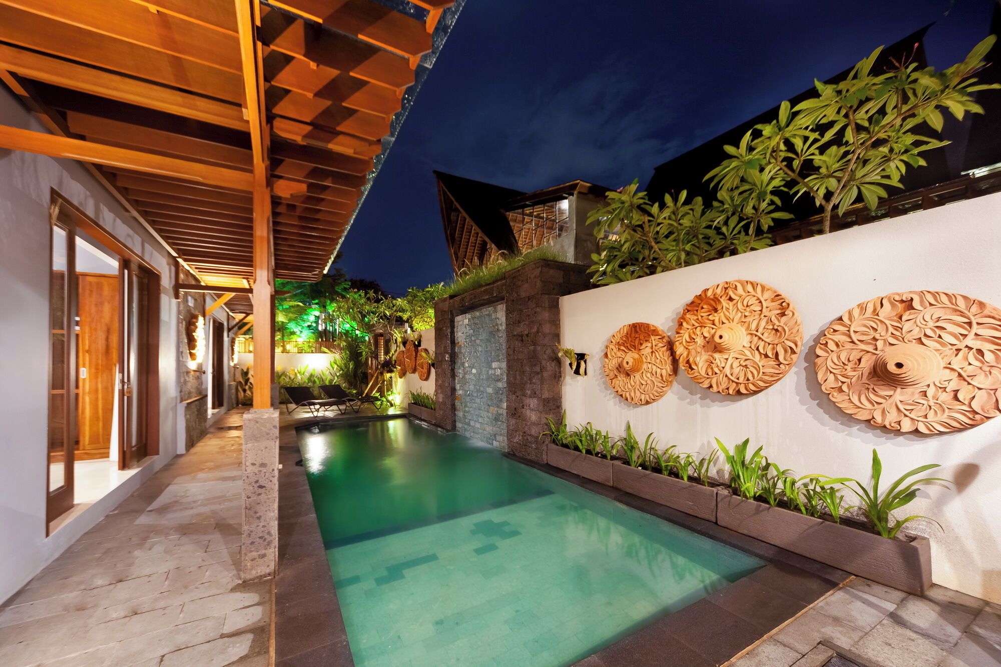 Brankas, meja kerja, ruang kerja ramah laptop, dan Wi-Fi gratis