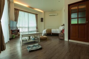 Flat-screen TV, DVD player - Tree Lake B&B (Shoufeng)