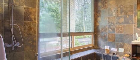 Baignoire et douche séparées, baignoire profonde
