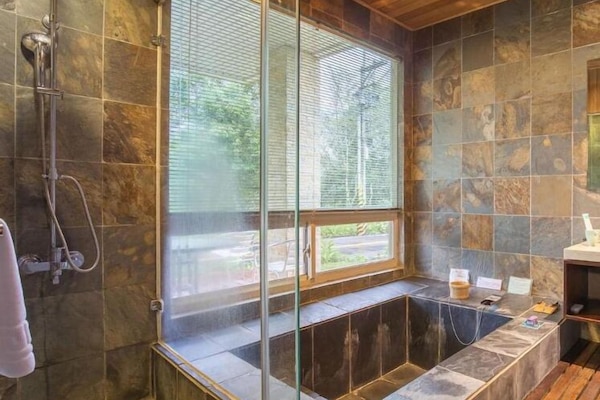 Separate tub and shower, deep soaking tub, free toiletries, hair dryer