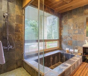 Separate tub and shower, deep soaking tub, free toiletries, hair dryer - Tree Lake B&B (Shoufeng)