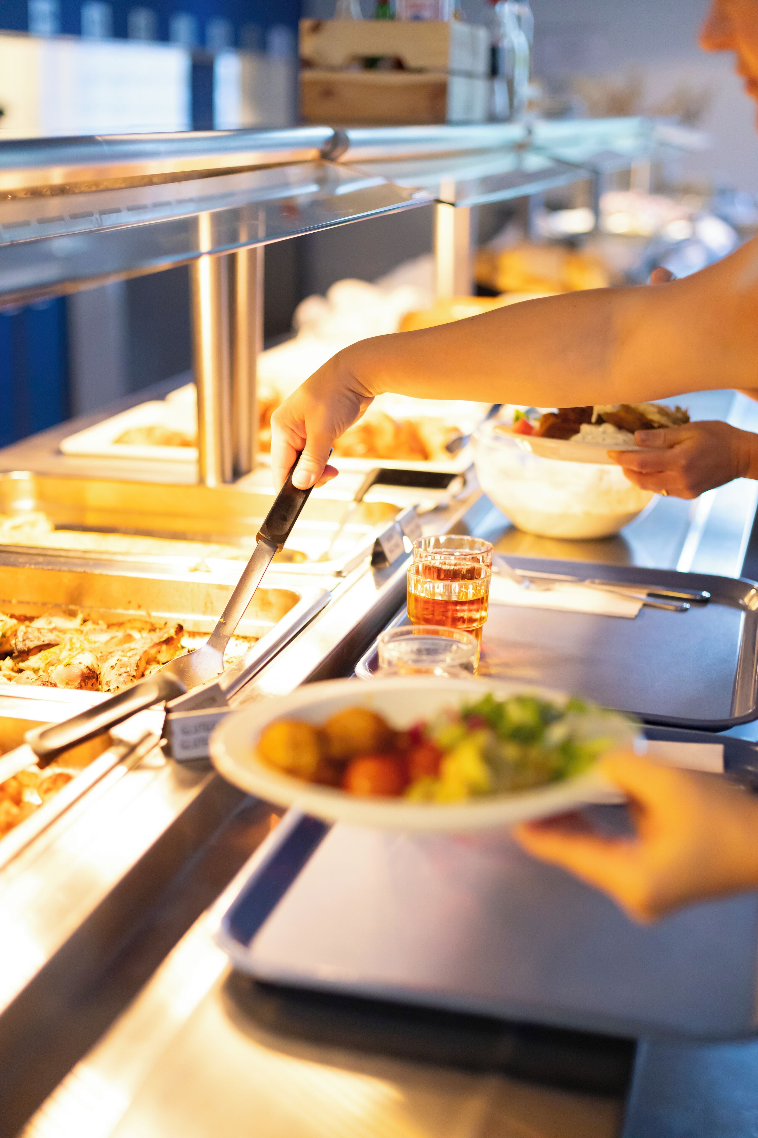 Una mesa de buffet con diferentes alimentos y bebidas.