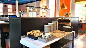 Café da manhã com buffet grátis todos os dias