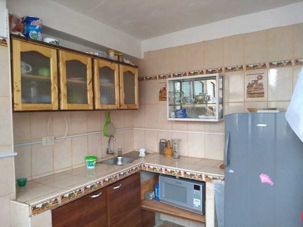 Fridge, microwave, oven, coffee/tea maker