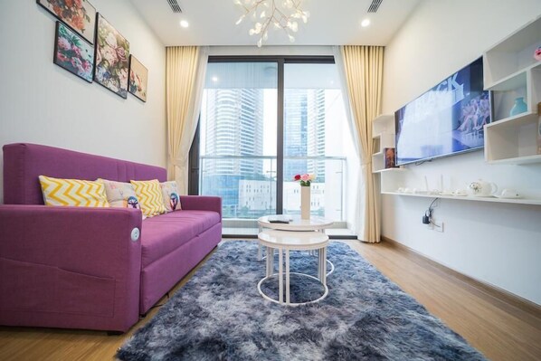 Appartement romantique, 1 chambre | Aire de séjour | Téléviseur connecté