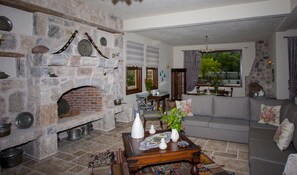 Fireplace, books - Authentic Boutique Hotel (Fethiye)