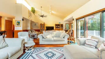 Smart-TV, Kamin, Videospiele, Netflix