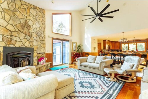 Enchanting Tannersville Mansion W Erov 4 Groups & Families Hot-Tub 5Bds+3.5Bath