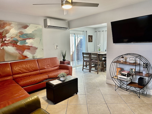 Living area - A Family Home Get-Away! 4 BR 2 Bath & Private Yard! (San Diego)