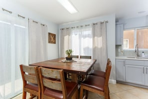 Come creat family memories in our dinner table - A Family Home Get-Away! 4 BR 2 Bath & Private Yard! (San Diego)