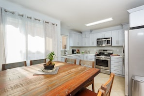 Private kitchen - A Family Home Get-Away! 4 BR 2 Bath & Private Yard! (San Diego)