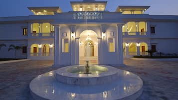 Overnatningsstedets facade – aften/nat