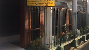 A sign for Dutch Villa, a holiday home offering accommodation and food for local and foreign tourists. - Dutch Villa (Galle)