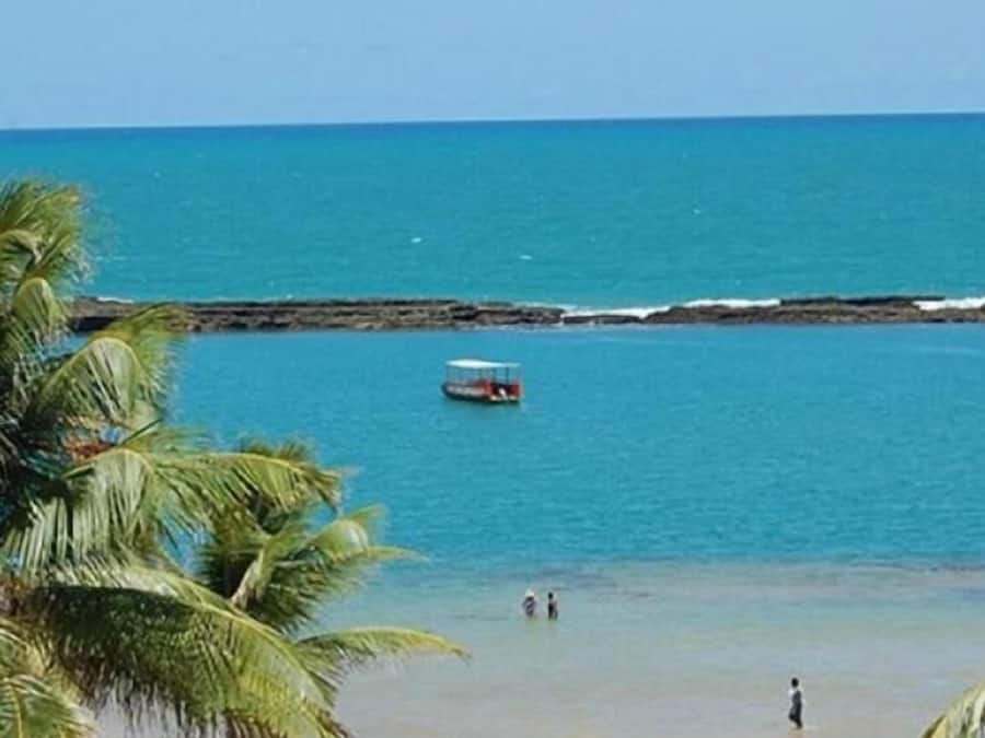 Nær stranden, hvit sand og strandbar