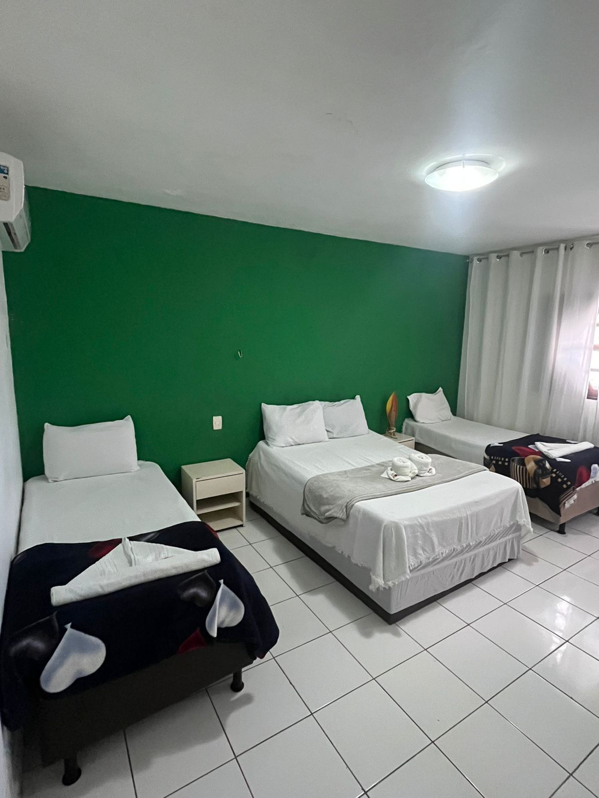 Panorama vierpersoonskamer | Een minibar, verduisterende gordijnen, gratis wifi, beddengoed