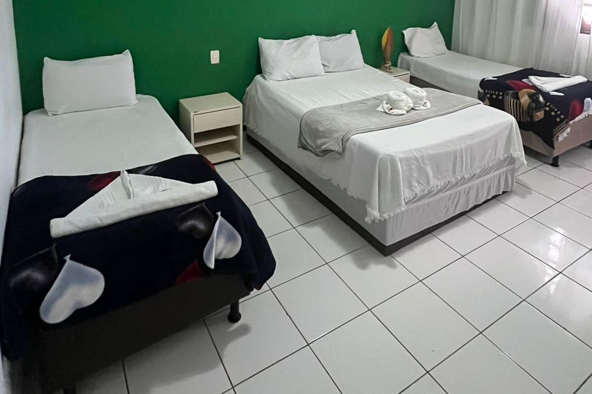 Quarto quádruplo panorâmico | Frigobar, cortinas blackout, Wi-Fi de cortesia, roupa de cama