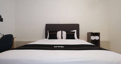 OYO 2557 The Apple Residence