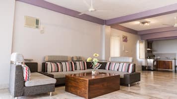 Suíte superluxo, 2 quartos, sacada, vista para o mar | Sala de estar