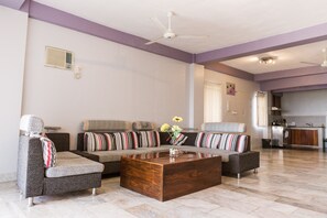 2 BR Suite with Balcony | Living room - Seaview Hills Luxury Apartments & Rooms (Dauis)