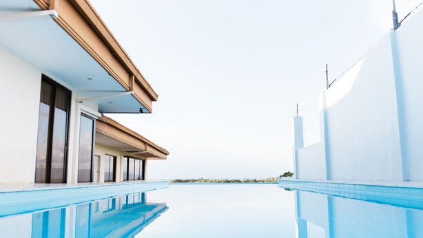 A modern building with a pool and a clear sky. - Seaview Hills Luxury Apartments & Rooms (Dauis)