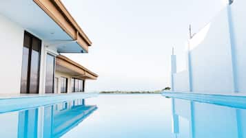 Piscina externa, guarda-sóis, espreguiçadeiras