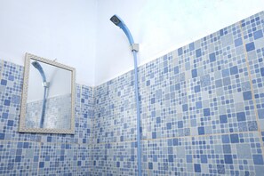 Chambre double | Salle de bain | Douche, serviettes fournies