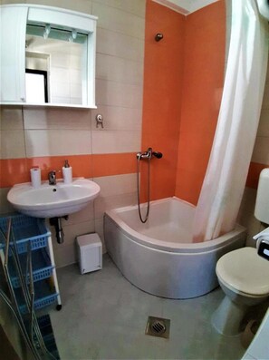 Combined shower/tub, towels