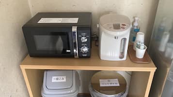 Refrigerador, microondas, tetera/pava eléctrica