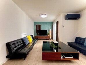 1 habitación, edredón, escritorio y espacio para trabajar con laptop