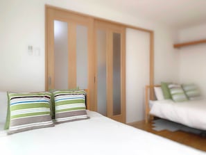 1 habitación, edredón, escritorio y espacio para trabajar con laptop