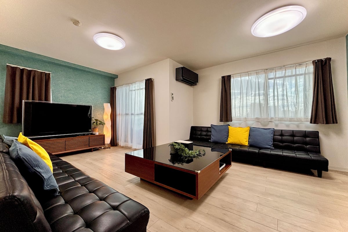 1 bedroom, down duvets, desk, laptop workspace