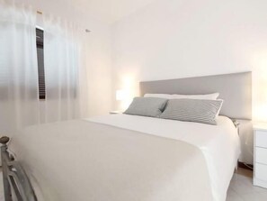 3 bedrooms, iron/ironing board, internet, bed sheets