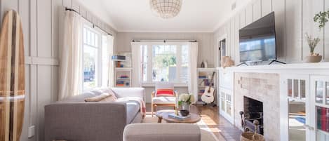 Een smart-tv en een open haard