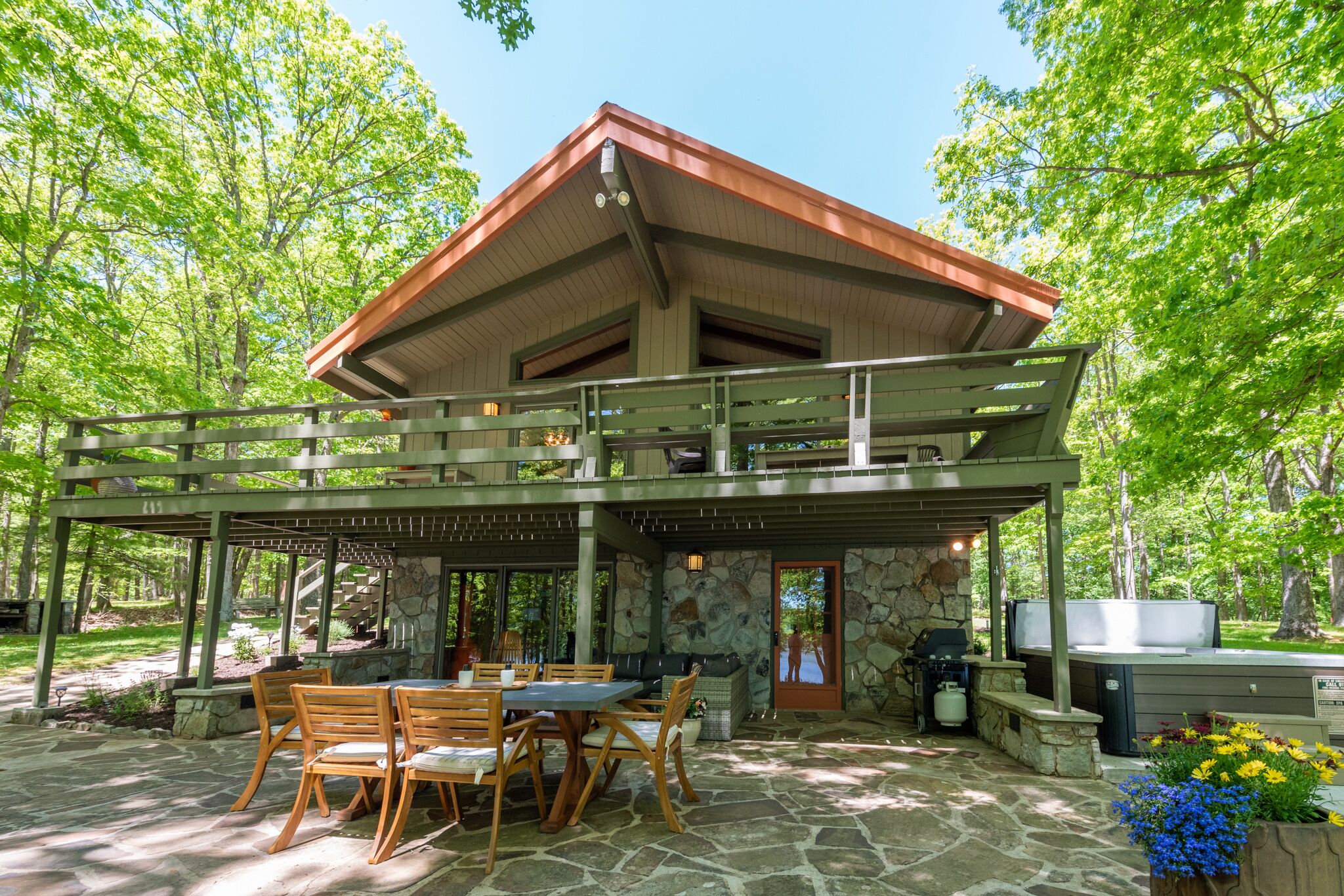Camp Lontano: Lakefront, Private Dock, Hot Tub, Fire Pit!