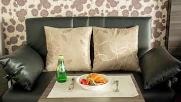 Tvåbäddsrum Deluxe (with Sofa) | Mörkläggningsgardiner, gratis wi-fi och sängkläder