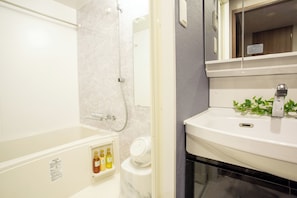 Baignoire et douche séparées, articles de toilette gratuits