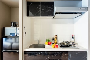 Réfrigérateur, micro-ondes, plaque de cuisson, bouilloire électrique