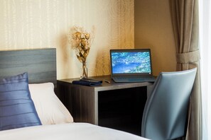 豪華雙床房 (with Desk) | 遮光窗簾/窗簾、免費 Wi-Fi、床單