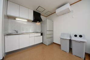 Fridge, microwave, electric kettle, rice cooker - Kikusui House (Sapporo)