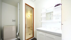 Un baño moderno con inodoro, ducha y lavabo.