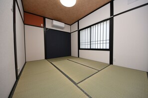 5 bedrooms, blackout drapes, free WiFi, bed sheets - Kikusui House (Sapporo)