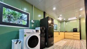 Une buanderie équipée d’un lave-linge, d’un sèche-linge et d’un réfrigérateur.