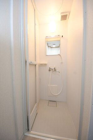 基础公寓, 1 间卧室 | 浴室 | 淋浴设施、免费洗浴用品、吹风机、拖鞋